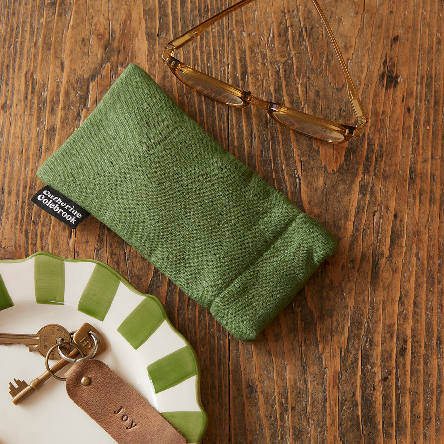 CATHERINE COLEBROOK LINEN GLASSES CASE IN OLIVE GREEN